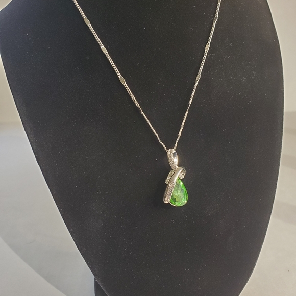 White gold tone necklace w/ green crystal cry1 - Picture 2 of 5